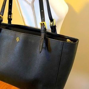Tory Burch Woman shoulder bag in Black